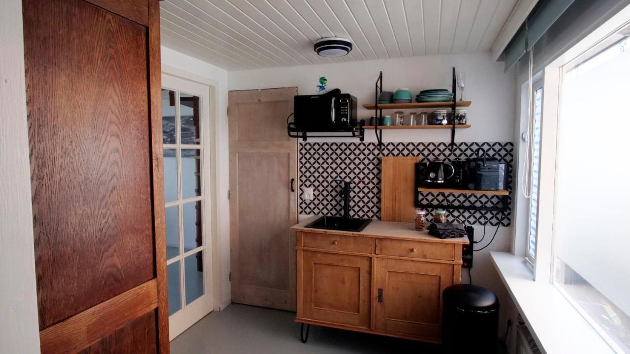 Houseboat Apartment With Water Terrace, Free Parking, Free Bikes & Fast Wifi Амстердам Екстериор снимка