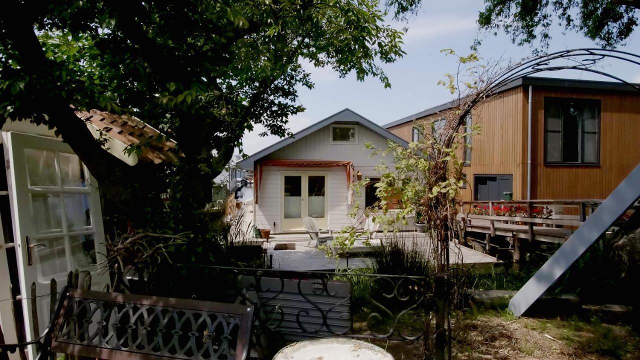 Houseboat Apartment With Water Terrace, Free Parking, Free Bikes & Fast Wifi Амстердам Екстериор снимка